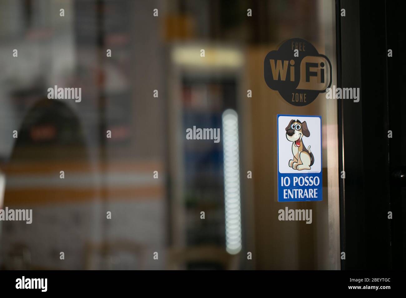 animali domestici ammessi e icone wi-fi all'esterno di un ristorante Foto Stock