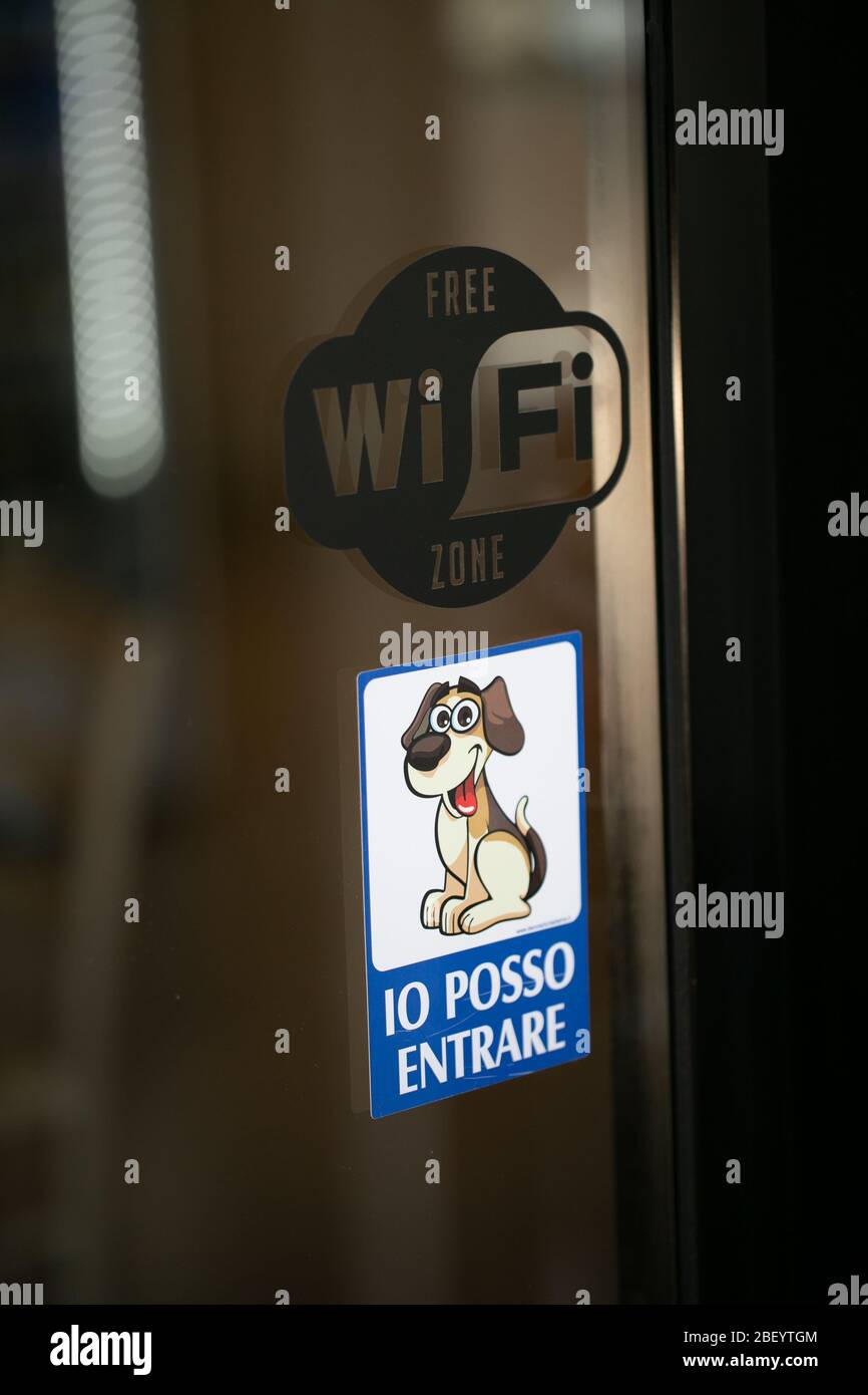 animali domestici ammessi e simboli wi-fi all'esterno di un ristorante Foto Stock