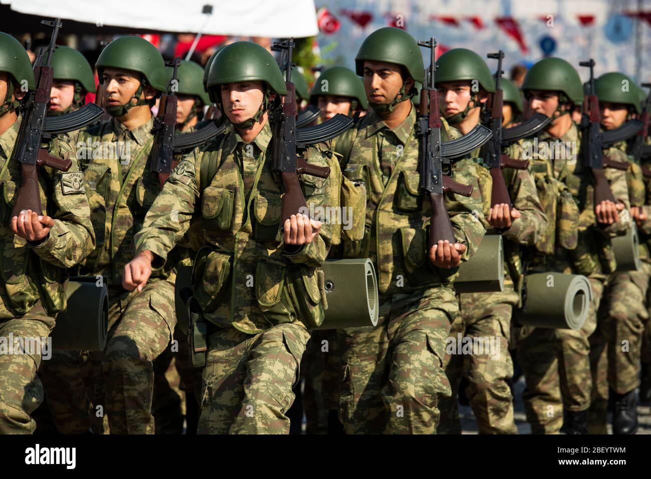 Izmir, Turchia - 29 ottobre 2016: Soldati turchi militari camminare il giorno della Repubblica di Turchia. Alsanscak Izmir Turchia. Foto Stock