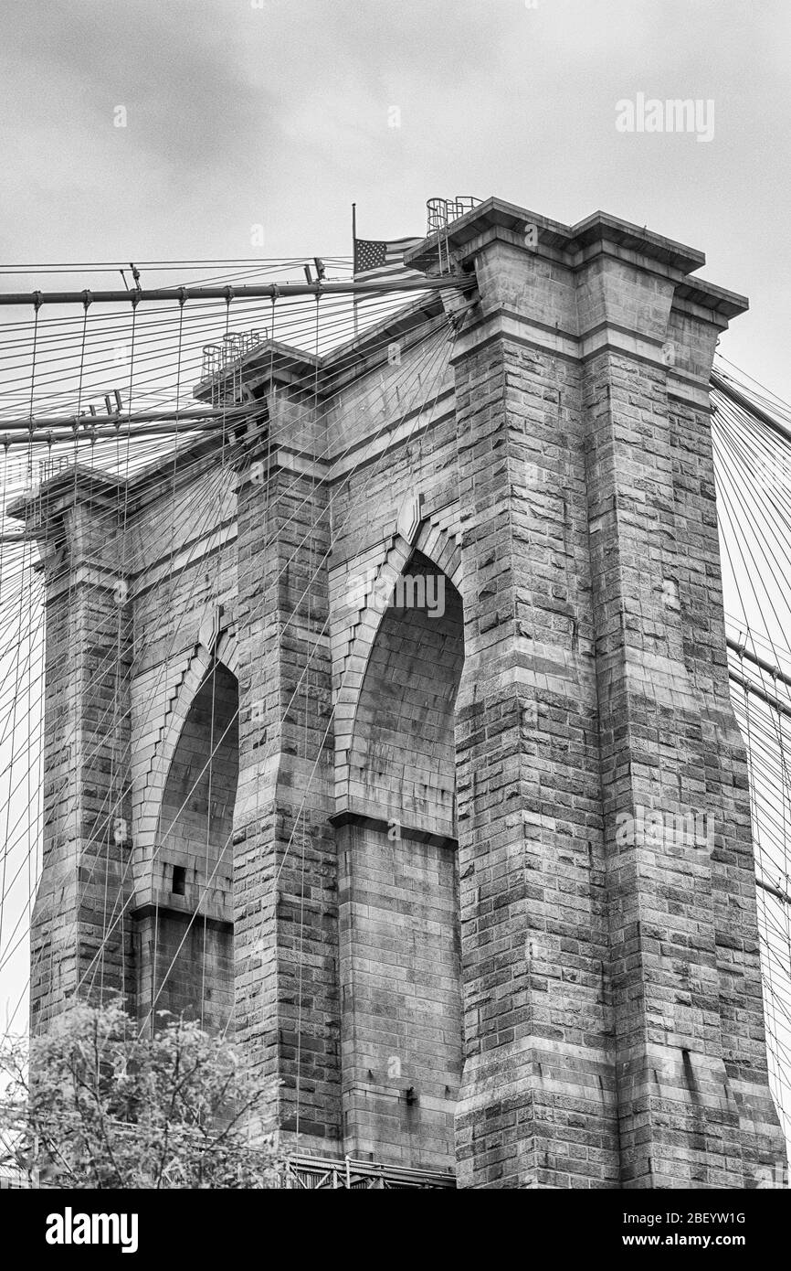 Bianco e nero immagine verso l'alto del ponte di Brooklyn a New York Foto Stock