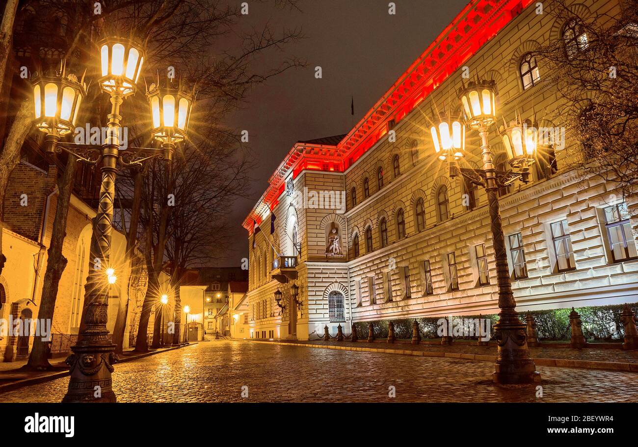Il Parlamento della Lettonia edificio di notte, Jekaba Street, Città Vecchia di Riga. Foto Stock