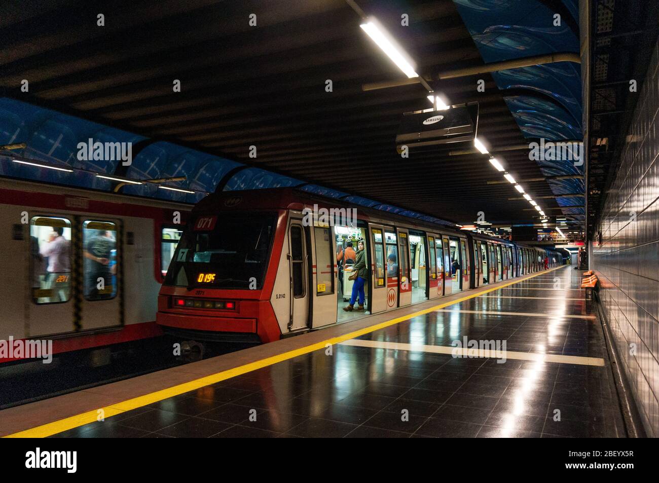 SANTIAGO, CILE - MARZO 2016: Un autobus Metro de Santiago alla stazione di Las Rejas Foto Stock