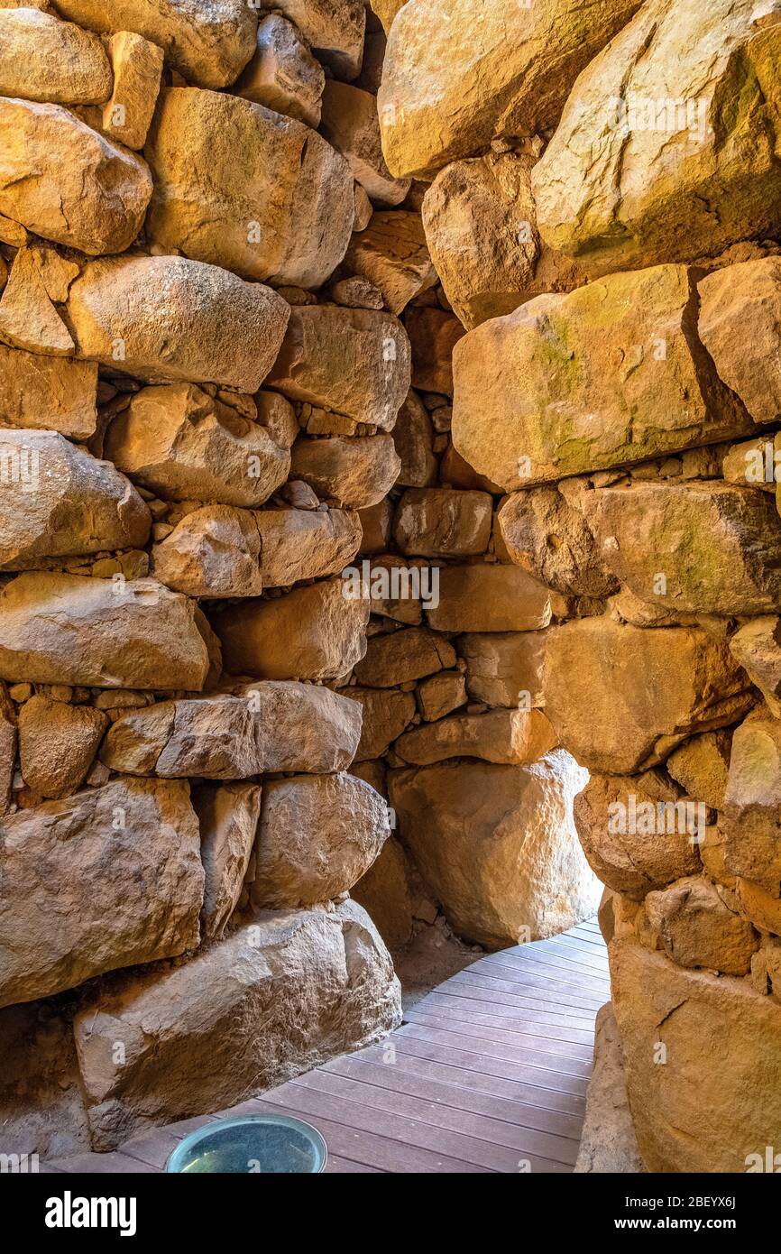 Arzachena, Sardegna / Italia - 2019/07/19: Rovine archeologiche del complesso nuragico la Prisgiona - Nuraghe la Prisgiona - con interno di torre in pietra di Foto Stock