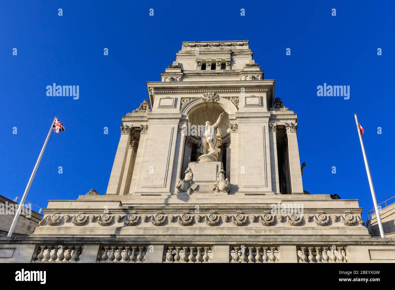 Top of Ten Trinity Square, un edificio di grado II in stile Beaux Arts ora un hotel Four Seasons, la City of London Foto Stock