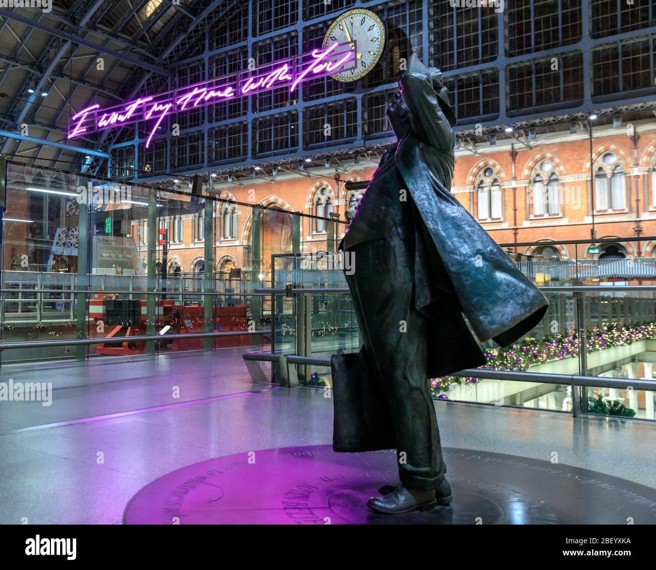 Statua di John Betjeman di Martin Jennings guarda 'i Want My Time with You' al neon arte luce di Tracy enim St. Pancras Station, Londra Foto Stock