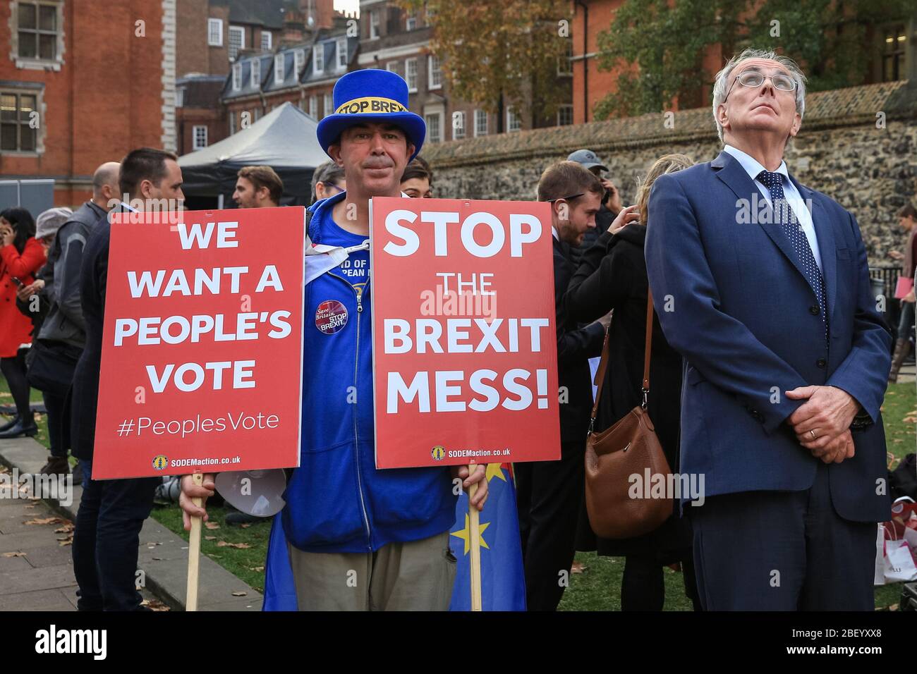 Peter Bone (r), deputato conservatore a Westminster, con il protesta anti Brexit Steven Bray (l) e i suoi cartelli sullo sfondo, Londra, Regno Unito Foto Stock