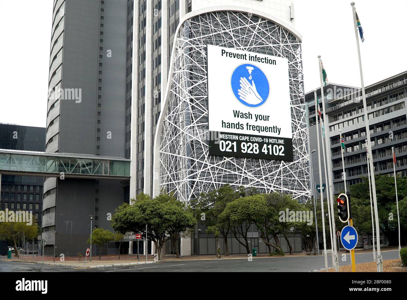 Città del Capo, Sudafrica - 16 aprile 2020 : cartello di lavaggio a mano su un edificio di uffici a Città del Capo, Sudafrica Foto Stock