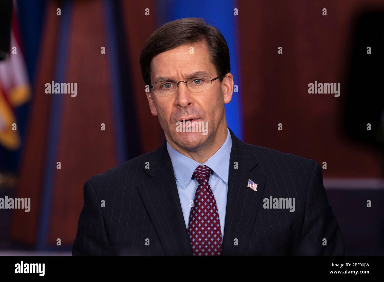 Arlington, Stati Uniti d'America. 16 Apr 2020. Arlington, Stati Uniti d'America. 16 aprile 2020. Il segretario alla Difesa degli Stati Uniti Mark Esper, è intervistato da NBC Good Morning America sulla pandemia COVID-19 da uno studio remoto al Pentagono 16 aprile 2020 ad Arlington, Virginia. Credit: Marvin Lynchard/DOD/Alamy Live News Foto Stock