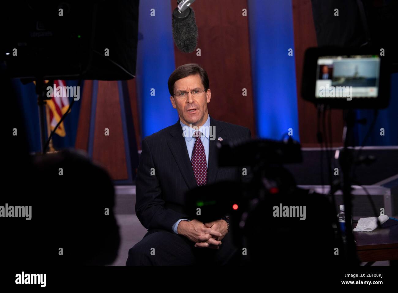 Arlington, Stati Uniti d'America. 16 Apr 2020. Arlington, Stati Uniti d'America. 16 aprile 2020. Il segretario alla Difesa degli Stati Uniti Mark Esper, è intervistato da NBC Good Morning America sulla pandemia COVID-19 da uno studio remoto al Pentagono 16 aprile 2020 ad Arlington, Virginia. Credit: Marvin Lynchard/DOD/Alamy Live News Foto Stock
