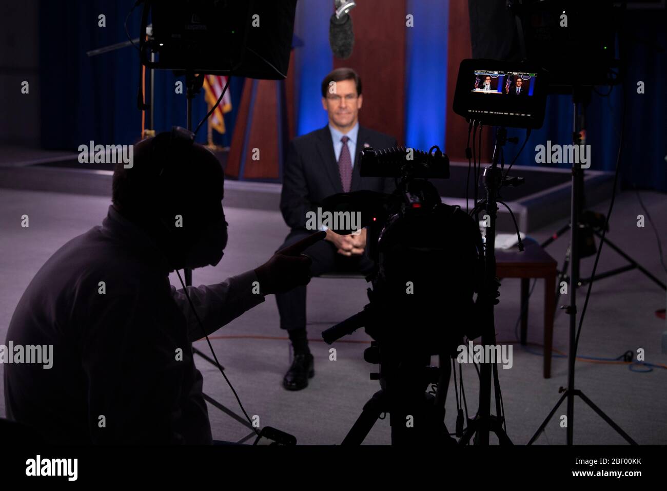 Arlington, Stati Uniti d'America. 16 Apr 2020. Arlington, Stati Uniti d'America. 16 aprile 2020. Il segretario alla Difesa degli Stati Uniti Mark Esper, è intervistato da NBC Good Morning America sulla pandemia COVID-19 da uno studio remoto al Pentagono 16 aprile 2020 ad Arlington, Virginia. Credit: Marvin Lynchard/DOD/Alamy Live News Foto Stock