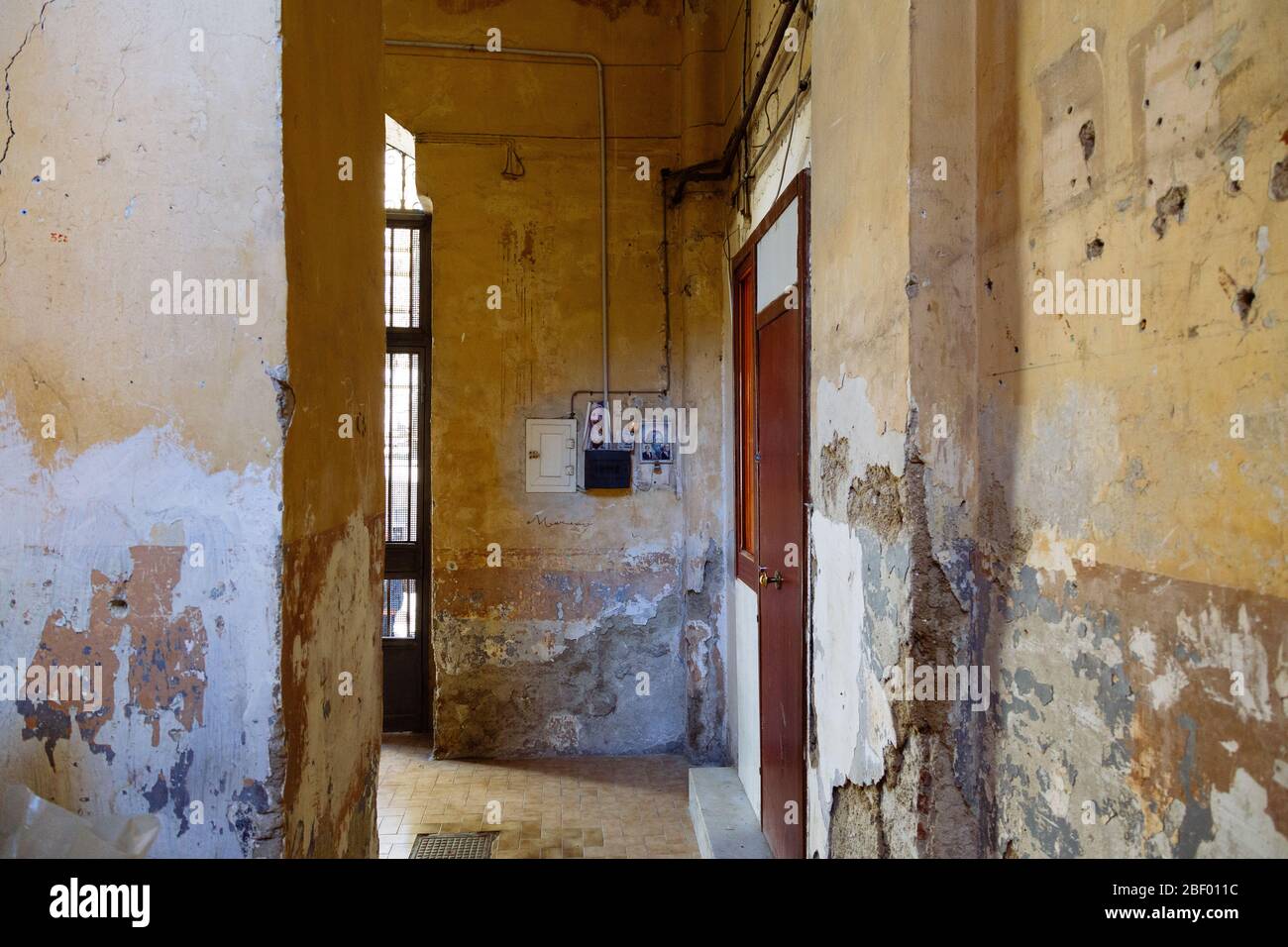 19 GENNAIO 2020 - NAPOLI, ITALIA - interno di un antico edificio sul colle di Capodimonte Foto Stock