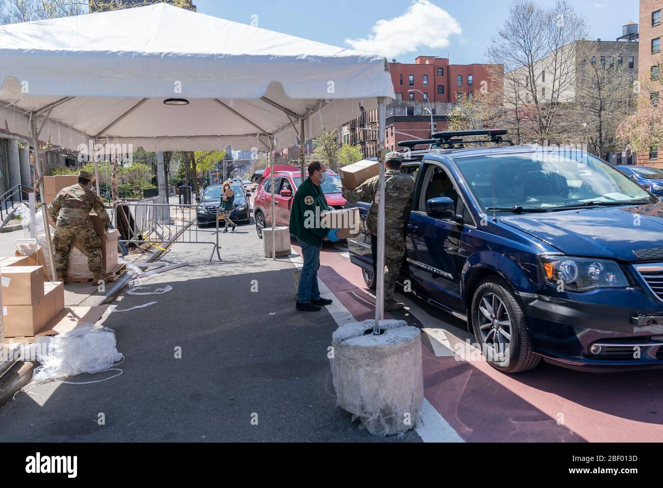 TLC nero taxi auto allineati per consegnare cibo per anziani e disabili New Yorkesi in mezzo COVID-19 pandemic. Più di 11,000 tassisti si sono iscritti per consegnare cibo alle persone bisognose. I membri della Guardia Nazionale, i parchi cittadini e altri dipartimenti della città aiutano a organizzare la distribuzione. (Foto di Lev Radin/Pacific Press/Sipa USA) Foto Stock