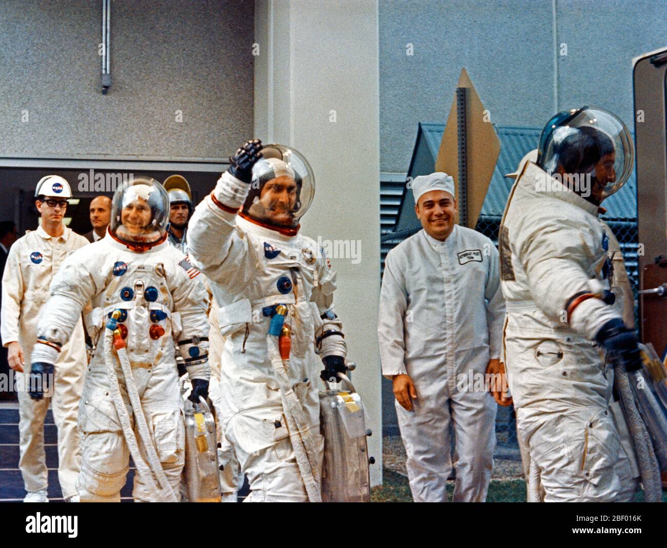 I tre Apollo 12 uomini di equipaggio lasciare il Kennedy Space Center (KSC) Veicoli spaziali con equipaggio Operations Building (MSOB) durante l'Apollo 12 prelaunch conto alla rovescia. È leader astronauta Charles Conrad Jr., comandante; seguita da astronauti Richard F. Gordon Jr., il pilota del modulo di comando; e Alan L. Fagiolo, modulo lunare pilota. Foto Stock