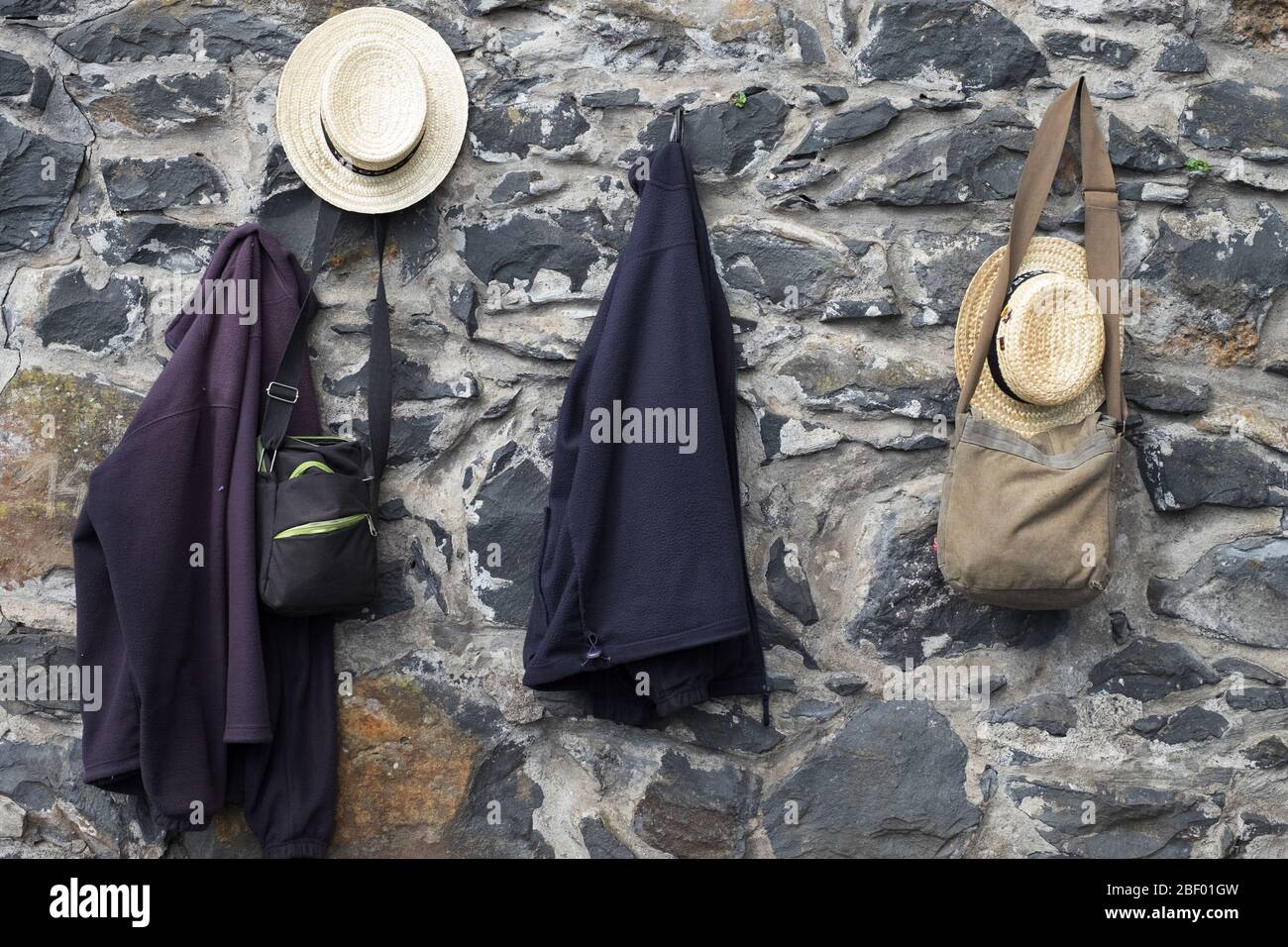 I cappelli di paglia Carreiro, come indossavano i conducenti di slitta a Monte; Funchal; Madeira; Foto Stock