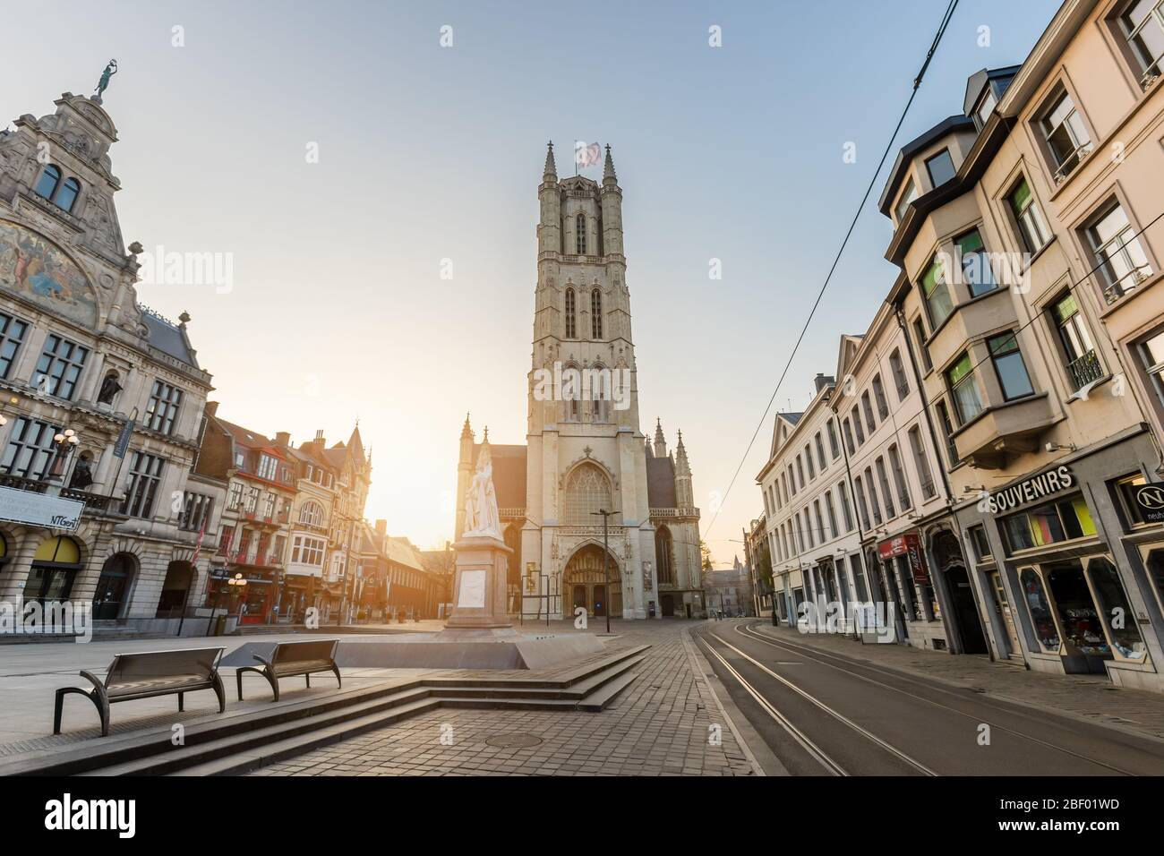 Gand, Belgio 9 aprile 2020 - la Cattedrale di San Bavo, una delle tre torri più famose della città Foto Stock