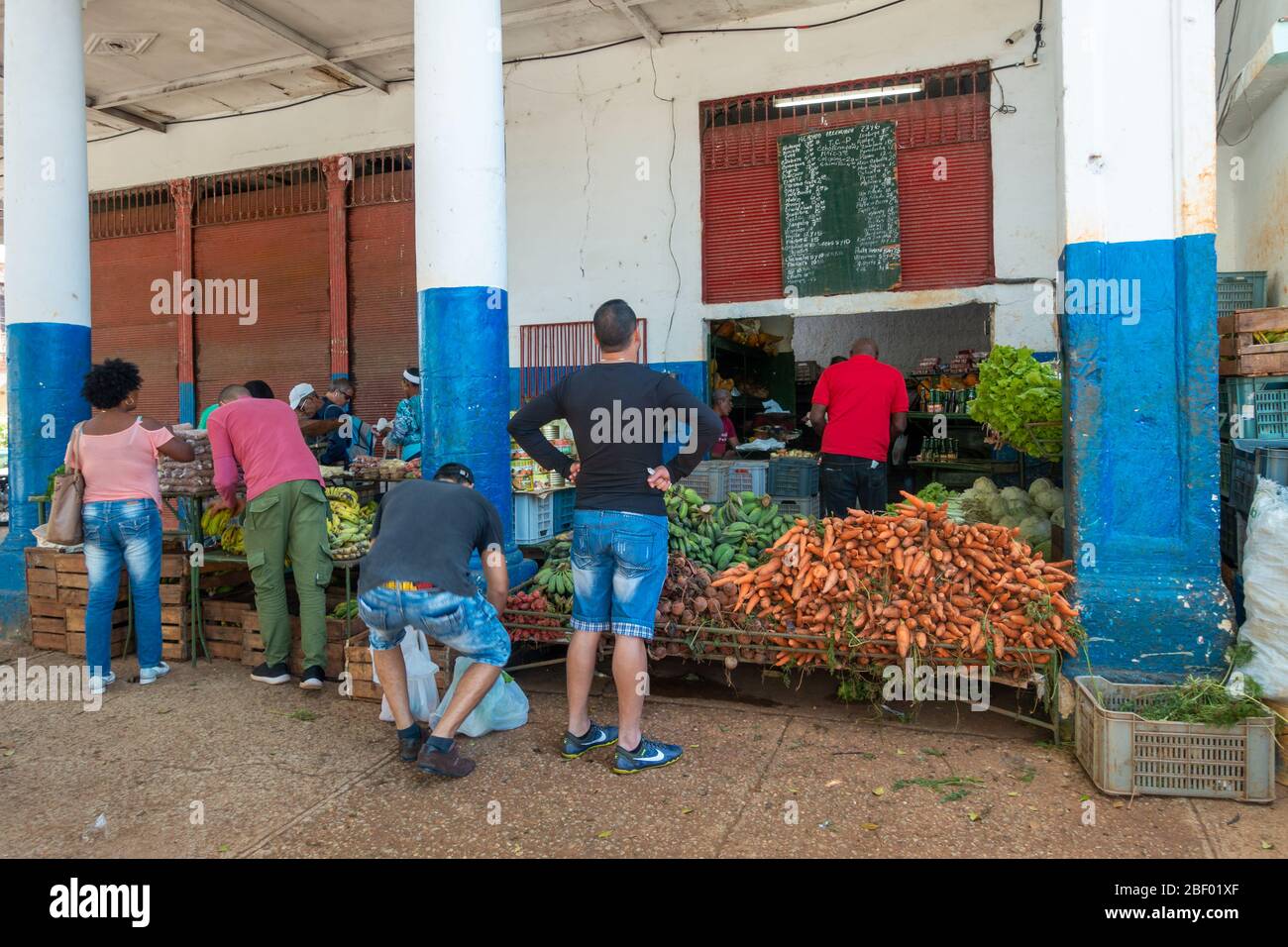 La gente locale che acquista cibo da una commercializzazione di frutta e verdura a l'Avana, Cuba Foto Stock