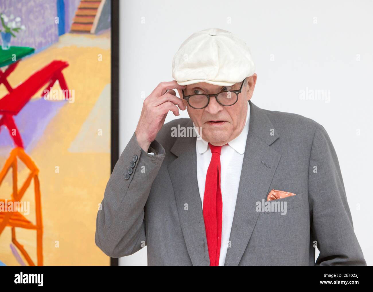 Artista, stampatore, designer e fotografo, David Hockney in una galleria d'arte a Mayfair. È considerato uno dei pittori più influenti di sempre. Foto Stock