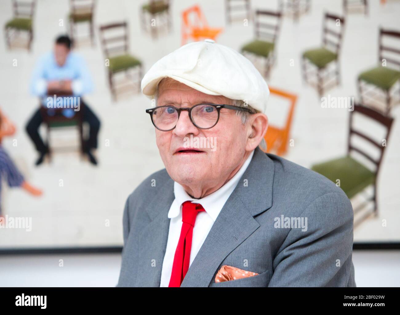 Artista, stampatore, designer e fotografo, David Hockney in una galleria d'arte a Mayfair. È considerato uno dei pittori più influenti di sempre. Foto Stock