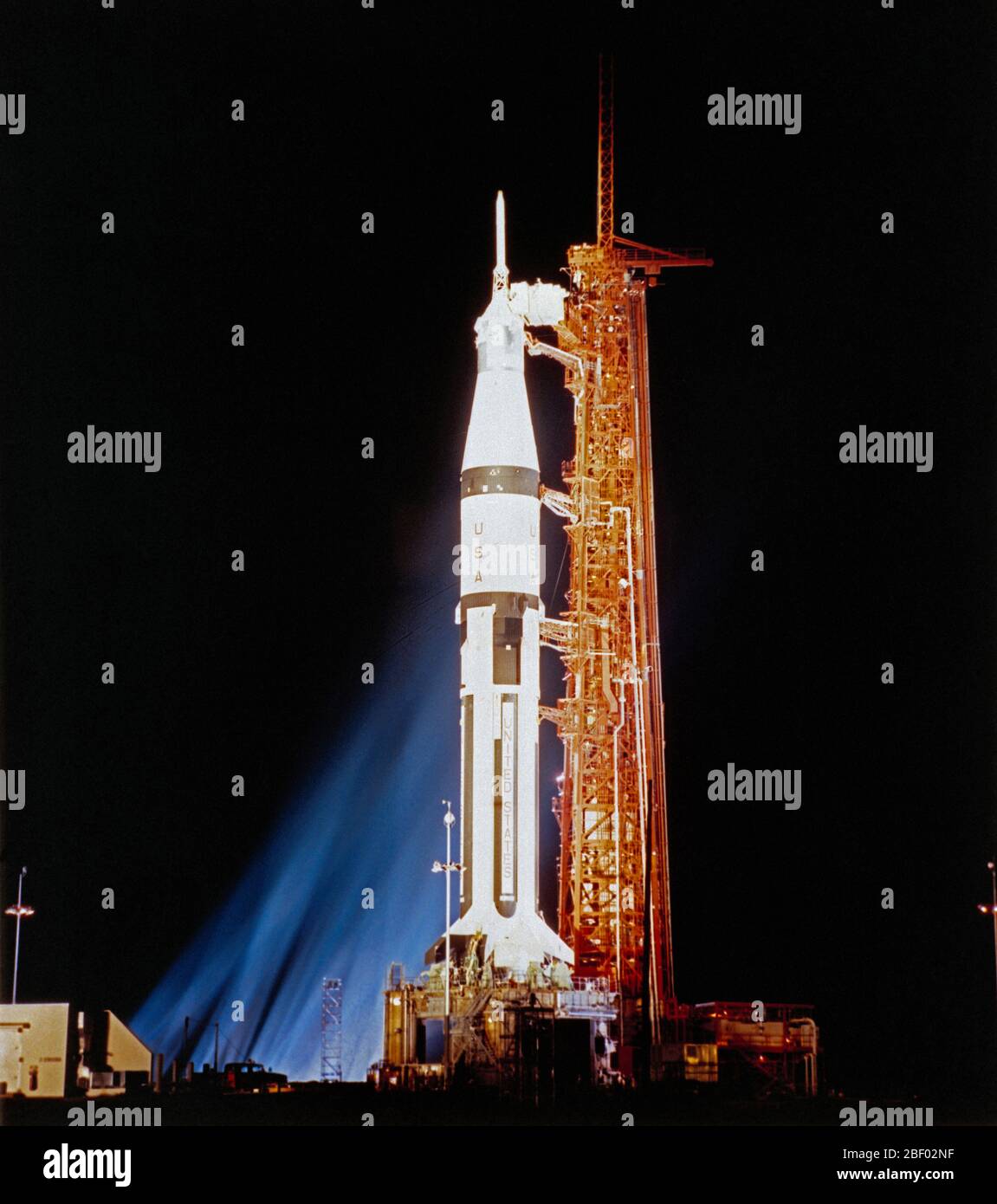 Vista notturna di Launch Complex 34, Kennedy Space Center, che mostra l' Apollo 7 (veicolo spaziale 101/Saturno 205) stack sul pad. Foto Stock
