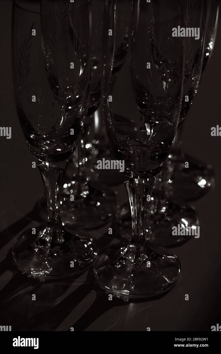 Bicchieri di champagne in cristallo, illuminati in camera oscura Foto stock  - Alamy