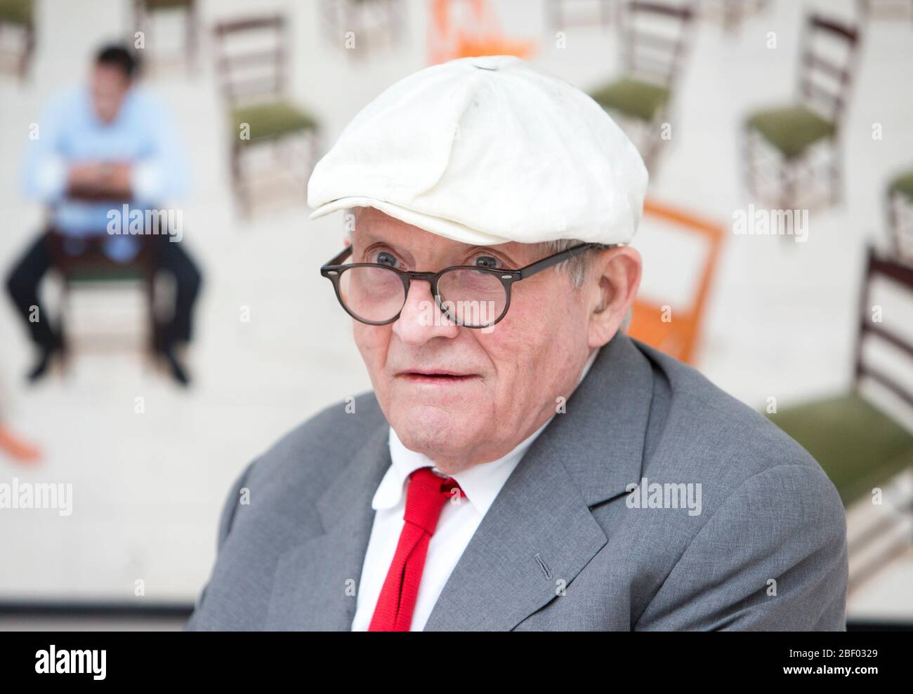 Artista, stampatore, designer e fotografo, David Hockney in una galleria d'arte a Mayfair. È considerato uno dei pittori più influenti di sempre. Foto Stock