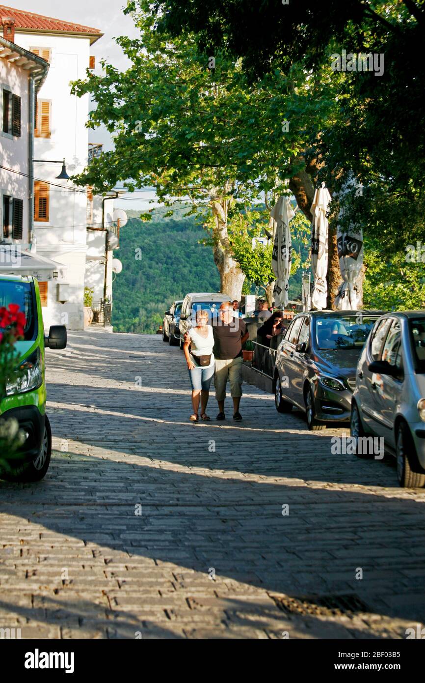 Un paio di persone che camminano nella periferia della città vecchia vicino al muro Foto Stock