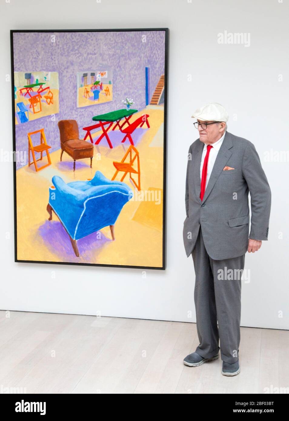 Artista, stampatore, designer e fotografo, David Hockney in una galleria d'arte a Mayfair. È considerato uno dei pittori più influenti di sempre. Foto Stock