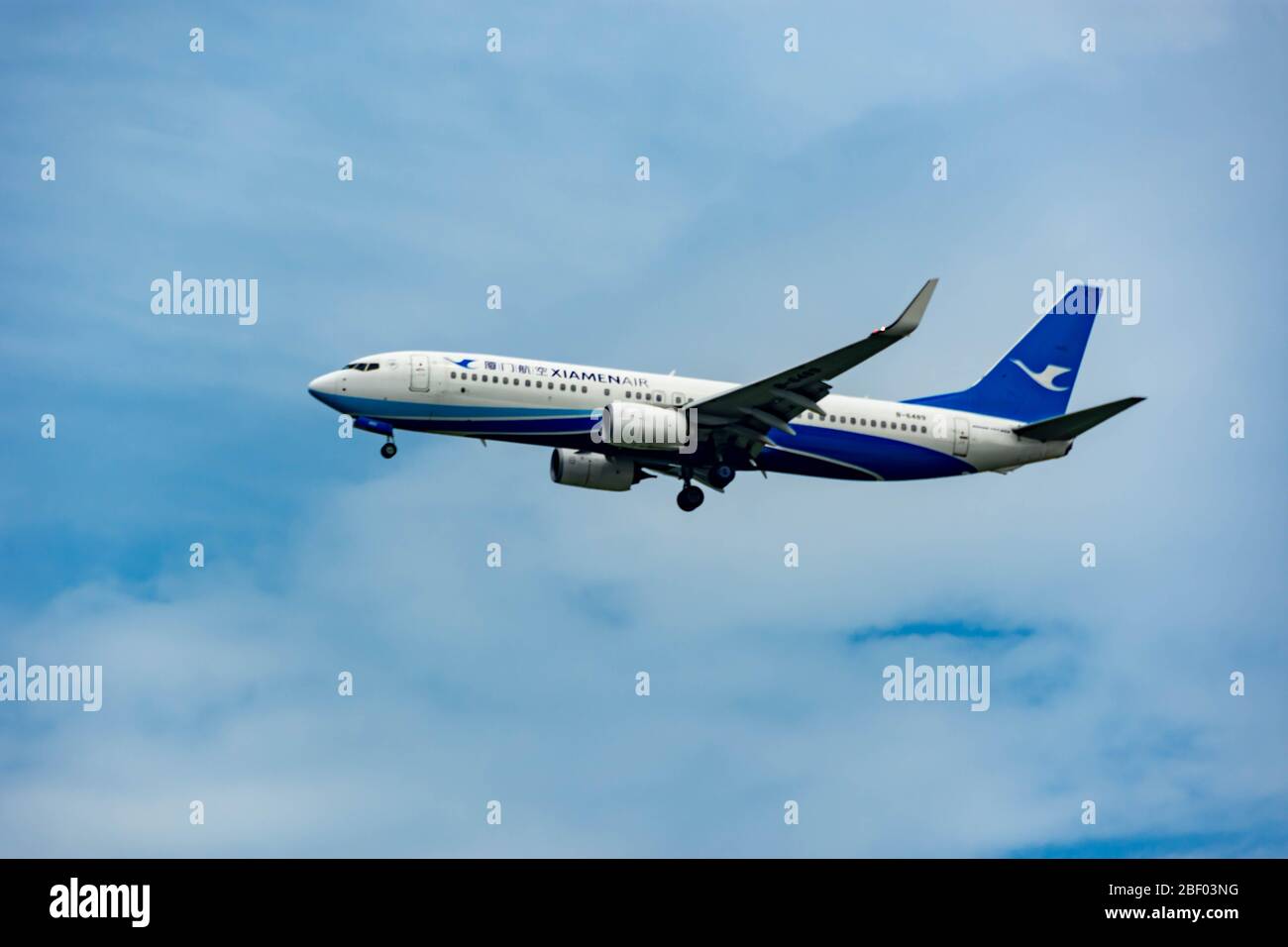 CHANGI SINGAPORE: L'aereo DELLA LINEA AEREA DI XIAMEN atterra all'Aeroporto Internazionale di Changi il 27 2020 marzo a Singapore Foto Stock