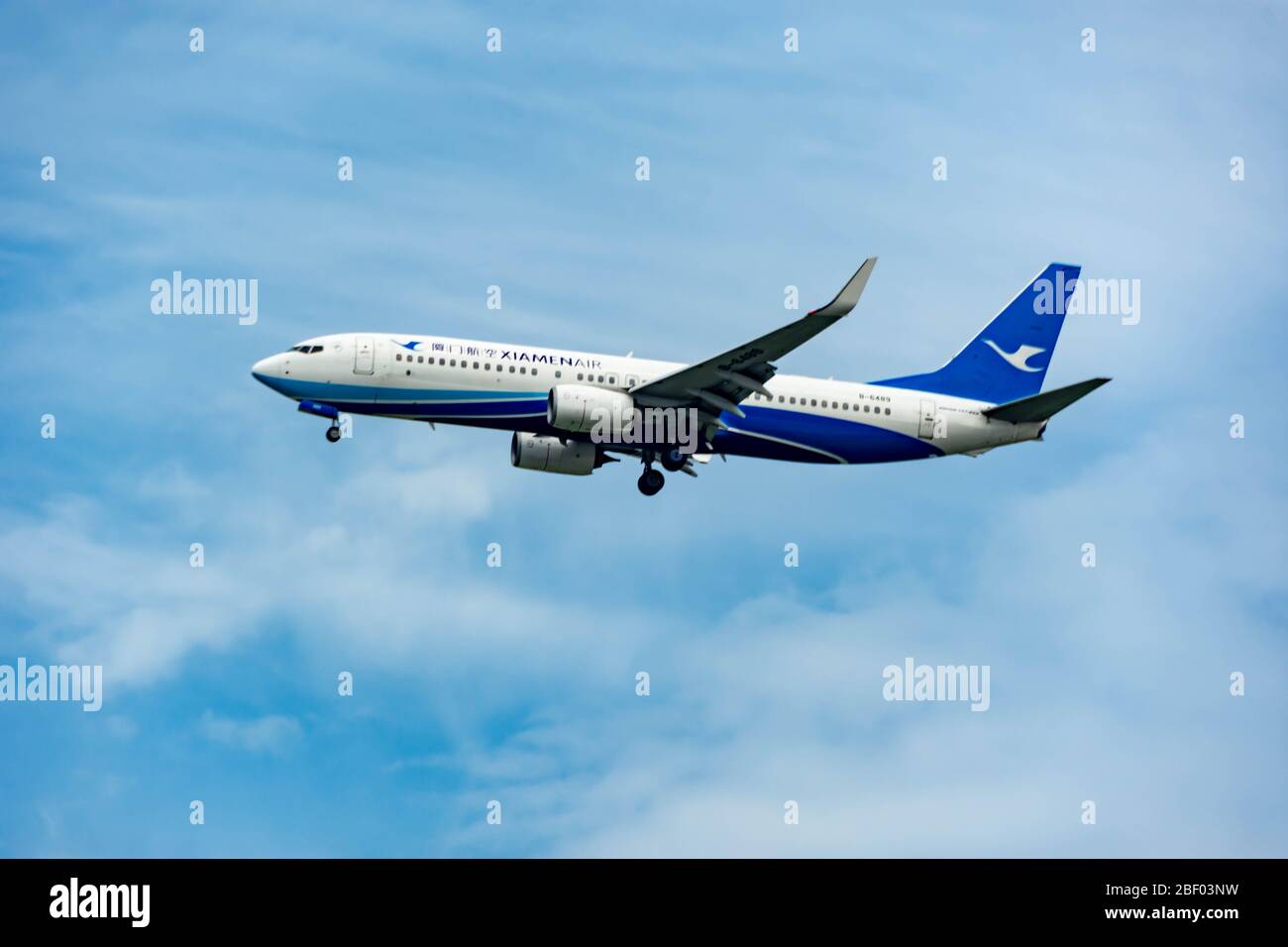 CHANGI SINGAPORE: L'aereo DELLA LINEA AEREA DI XIAMEN atterra all'Aeroporto Internazionale di Changi il 27 2020 marzo a Singapore Foto Stock