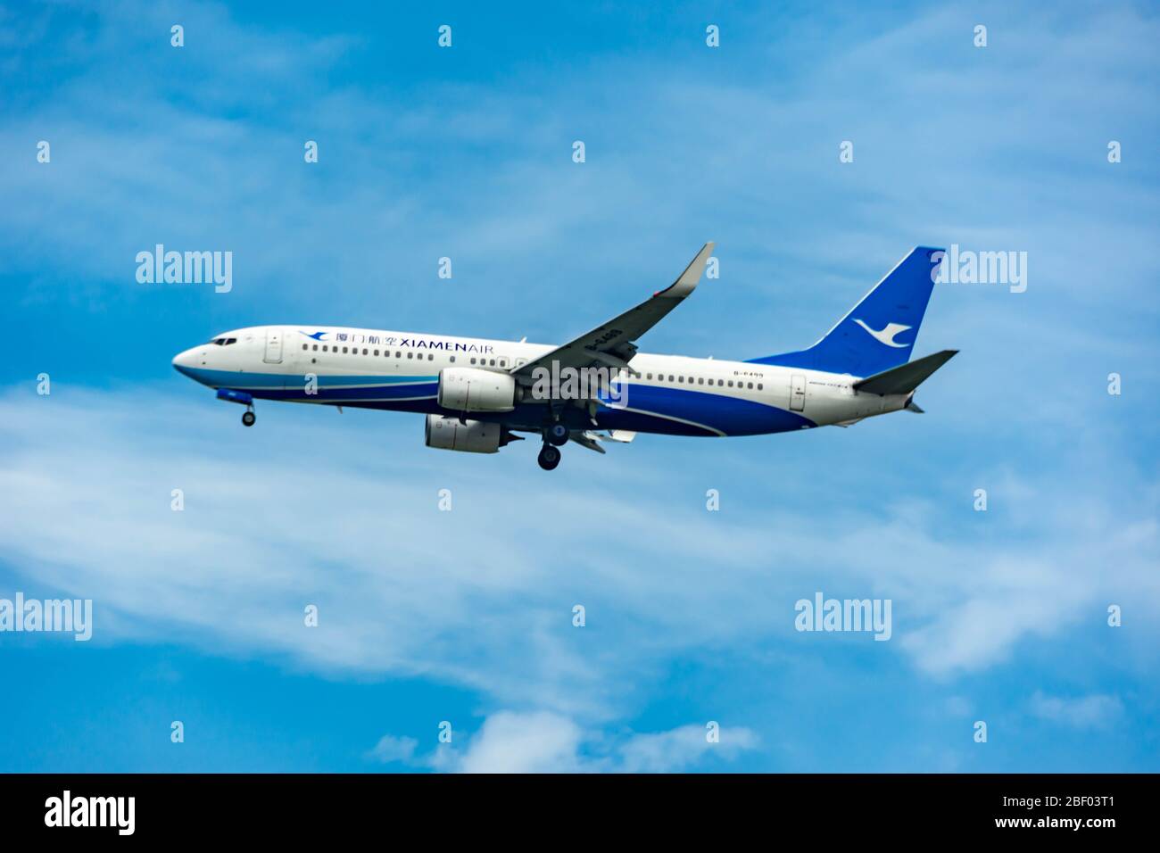 CHANGI SINGAPORE: L'aereo DELLA LINEA AEREA DI XIAMEN atterra all'Aeroporto Internazionale di Changi il 27 2020 marzo a Singapore Foto Stock