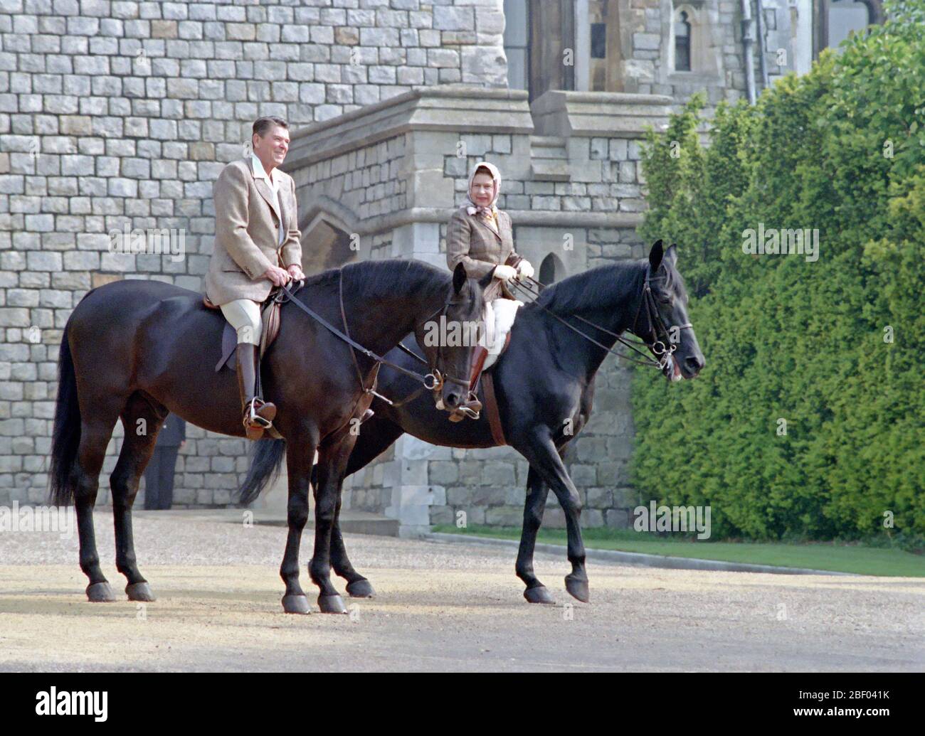 6/8/1982 Il Presidente Reagan e la Regina Elisabetta II a cavallo al Castello di Windsor in Inghilterra Foto Stock