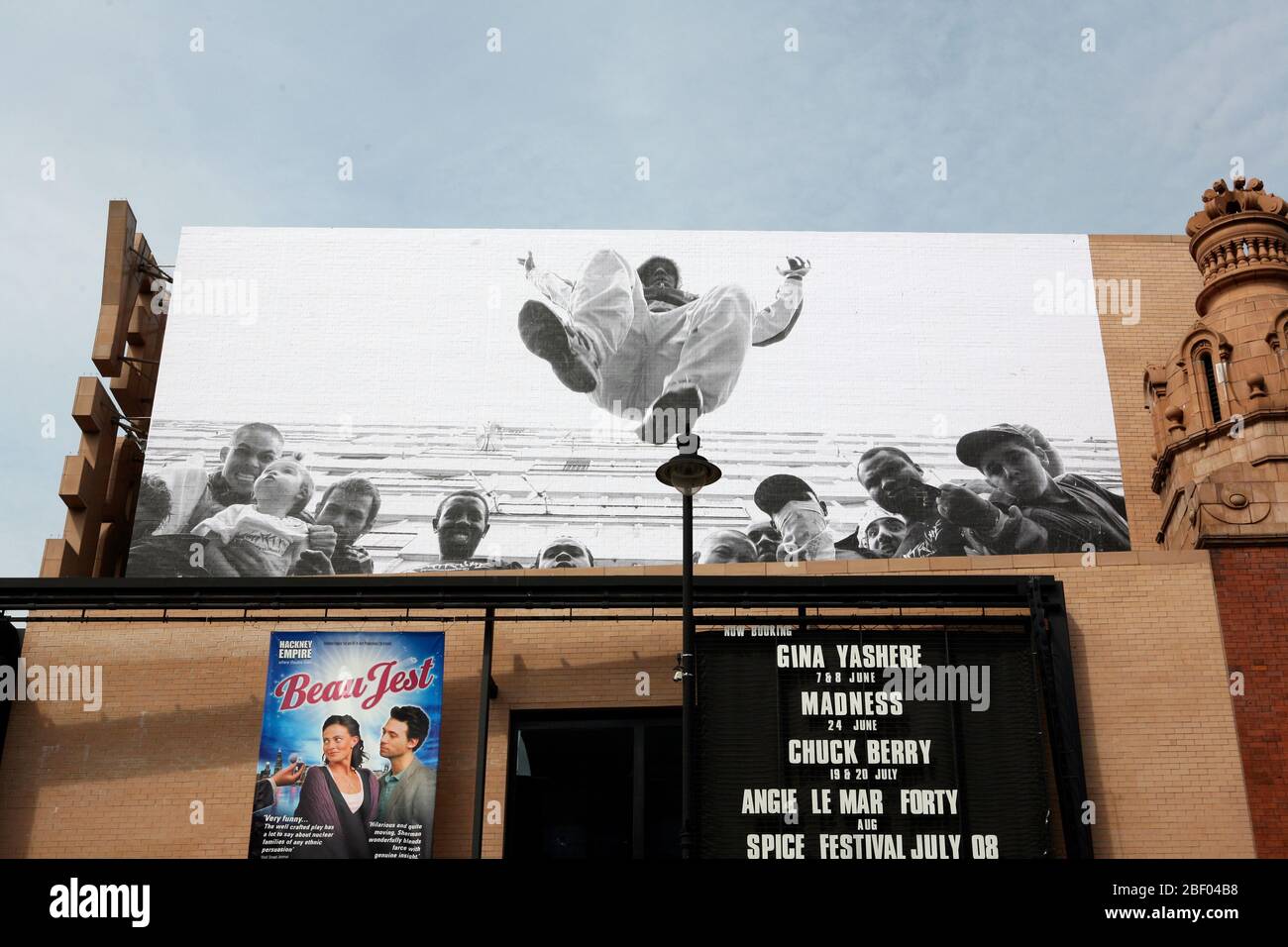 Enorme colpo, da parte dell'artista di strada francese JR, chiamato il 'photograffeur', Hackney Empire, Mare Street, Londra Foto Stock