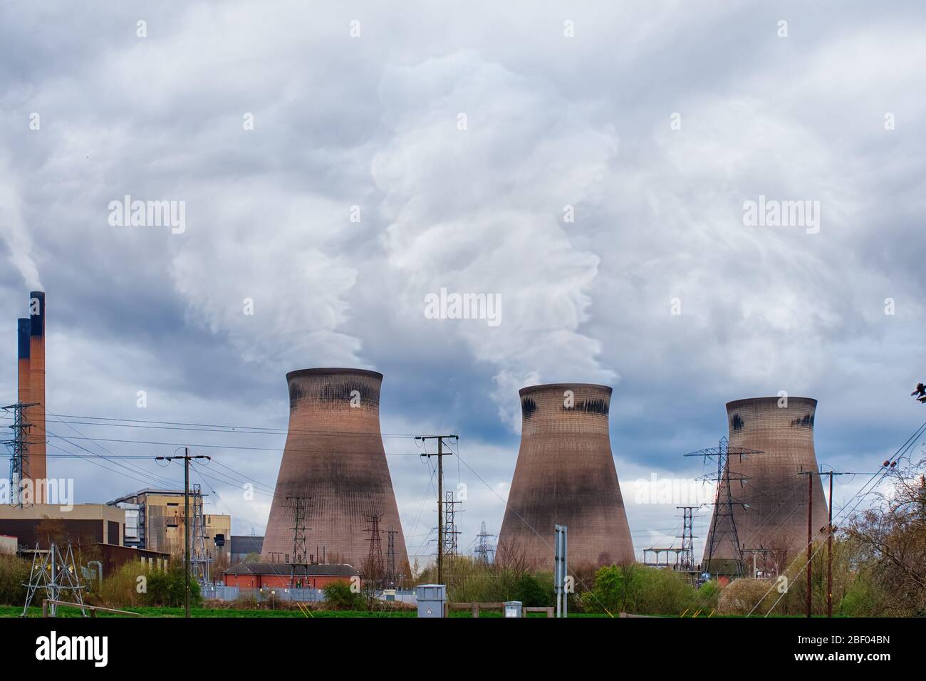 tre enormi camini fumano nella centrale e inquinano l'aria Foto Stock