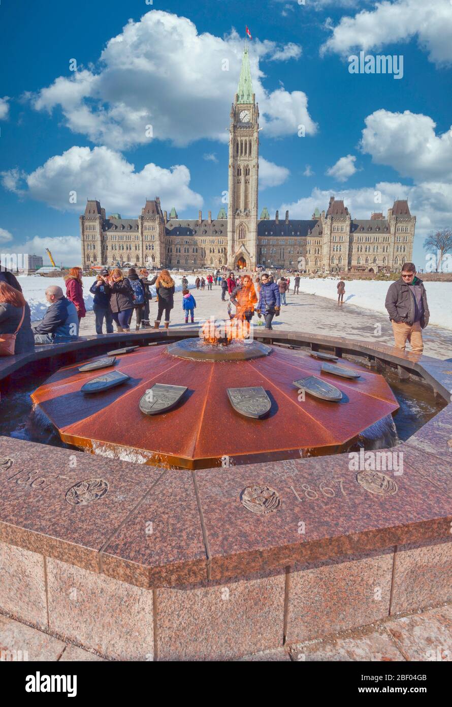 La fiamma del Centenario sulla collina del Parlamento a Ottawa, capitale del Canada, in Ontario, Canada, Nord America Foto Stock