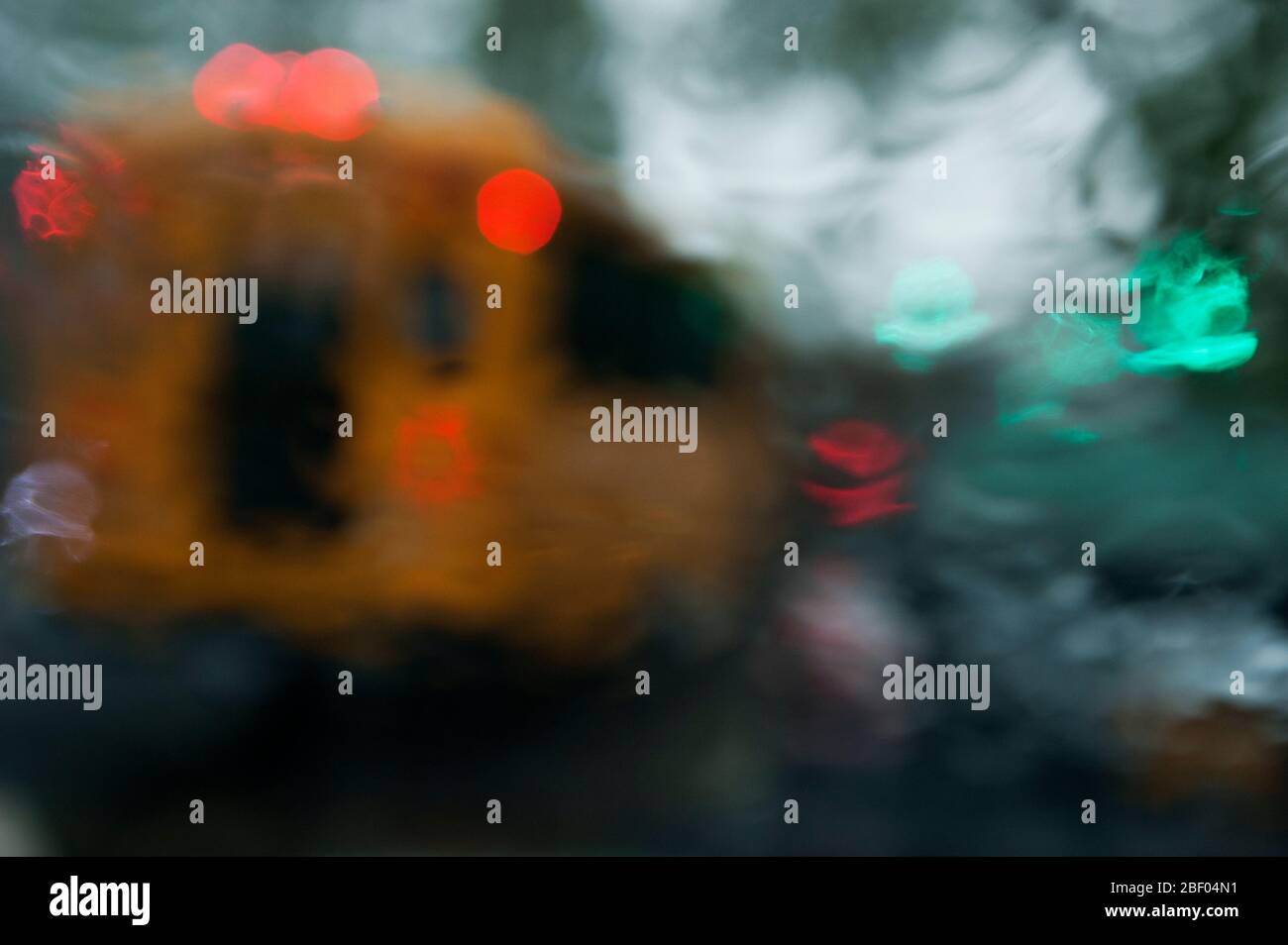 Immagine della velocità di scatto lenta del bus scolastico sotto la pioggia Foto Stock