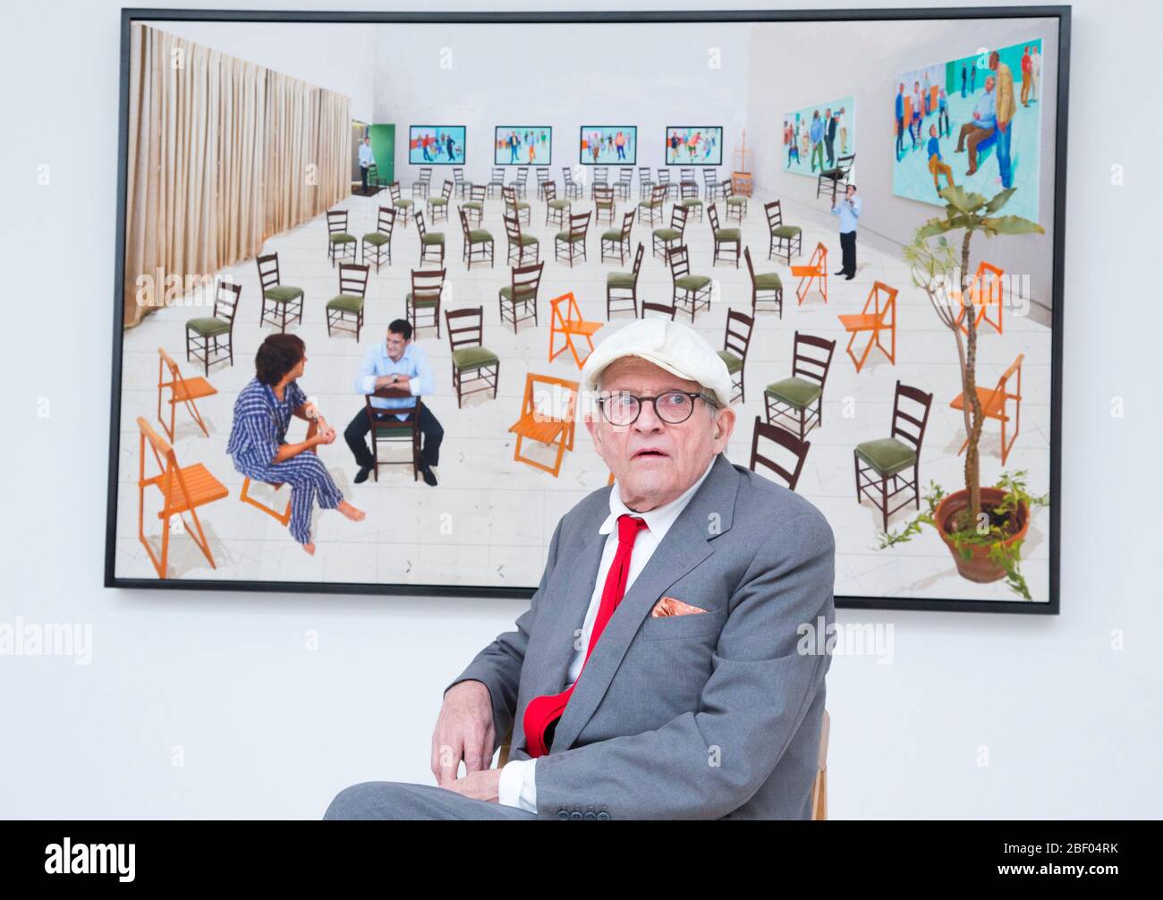 Artista, stampatore, designer e fotografo, David Hockney in una galleria d'arte a Mayfair. È considerato uno dei pittori più influenti di sempre. Foto Stock