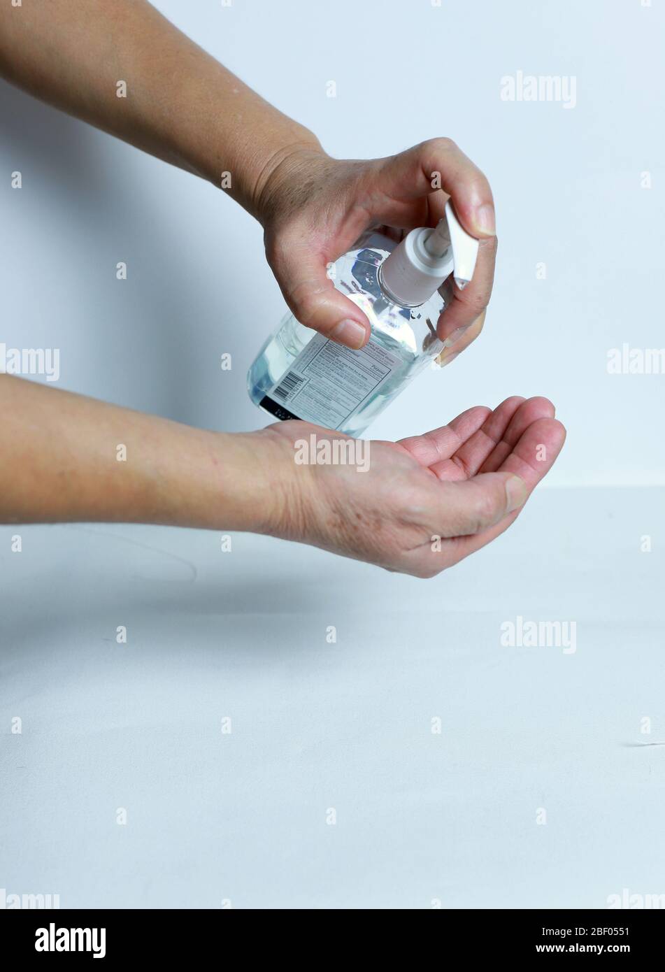 igienizzare le mani, lavarsi le mani, pulire e sanificare, Foto Stock