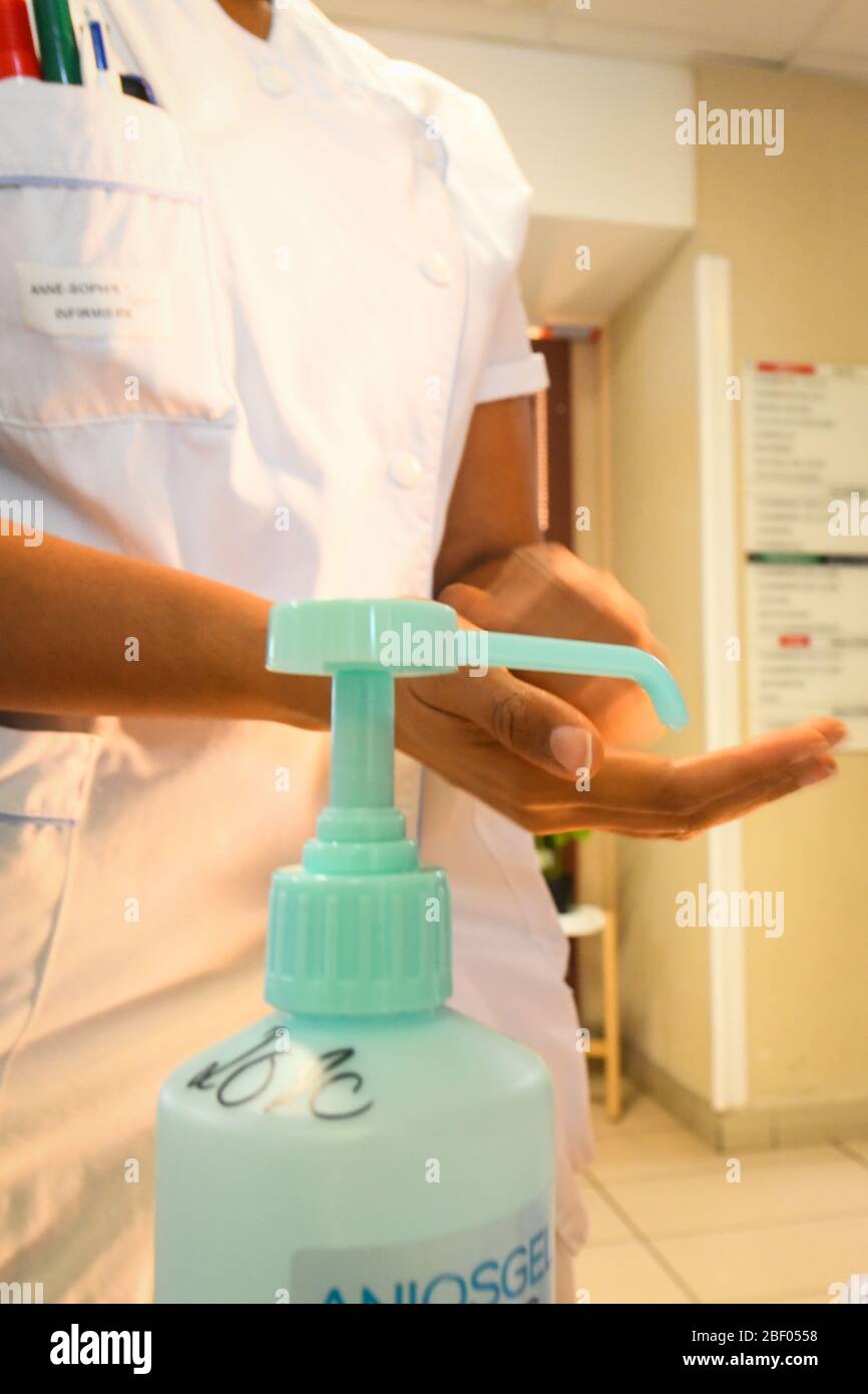 Focolaio di coronavirus, 12 marzo 2020. Infermiere in casa di cura per anziani dipendenti che lavano le mani con una soluzione idroalcolica Foto Stock