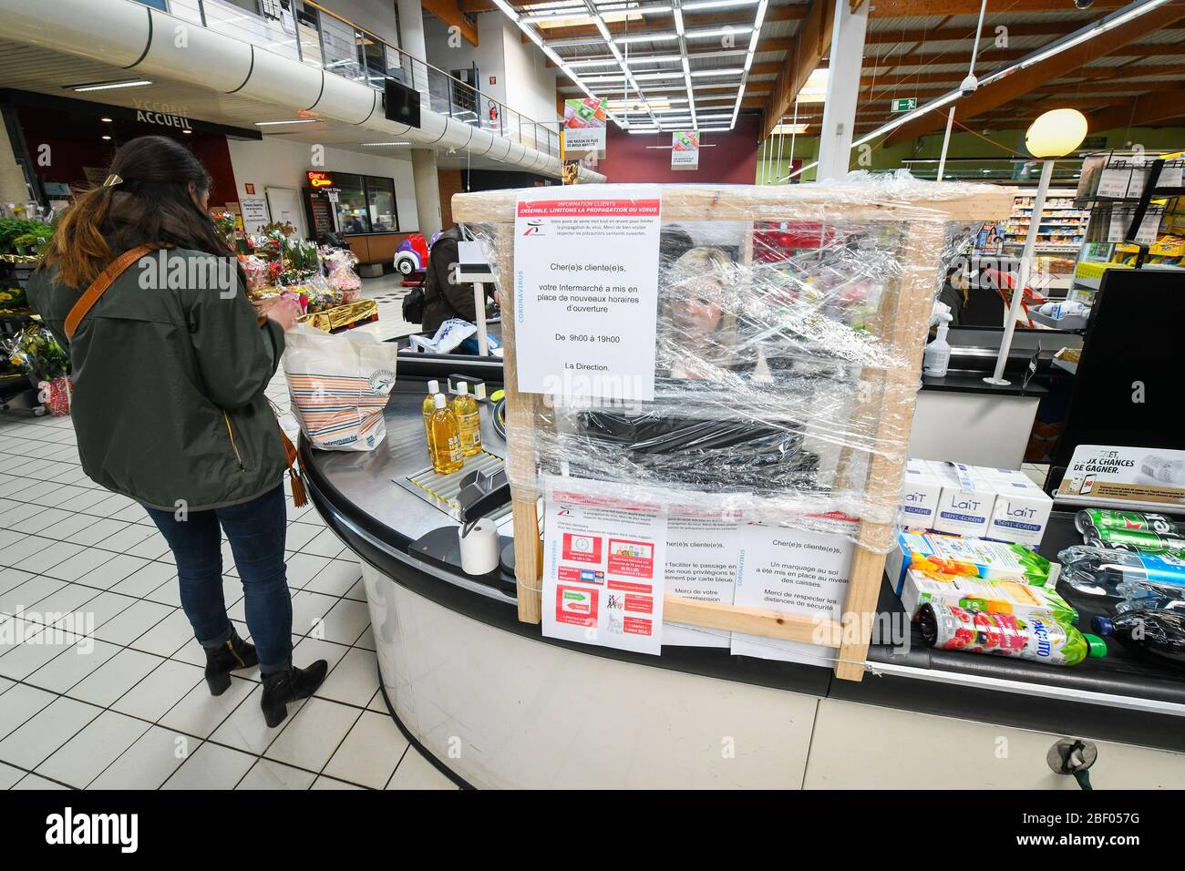 Darntal (Francia settentrionale), 19 marzo 2020: Epidemia di coronavirus e quarantena. Intermarch supermercato. Operatore di checkout Foto Stock