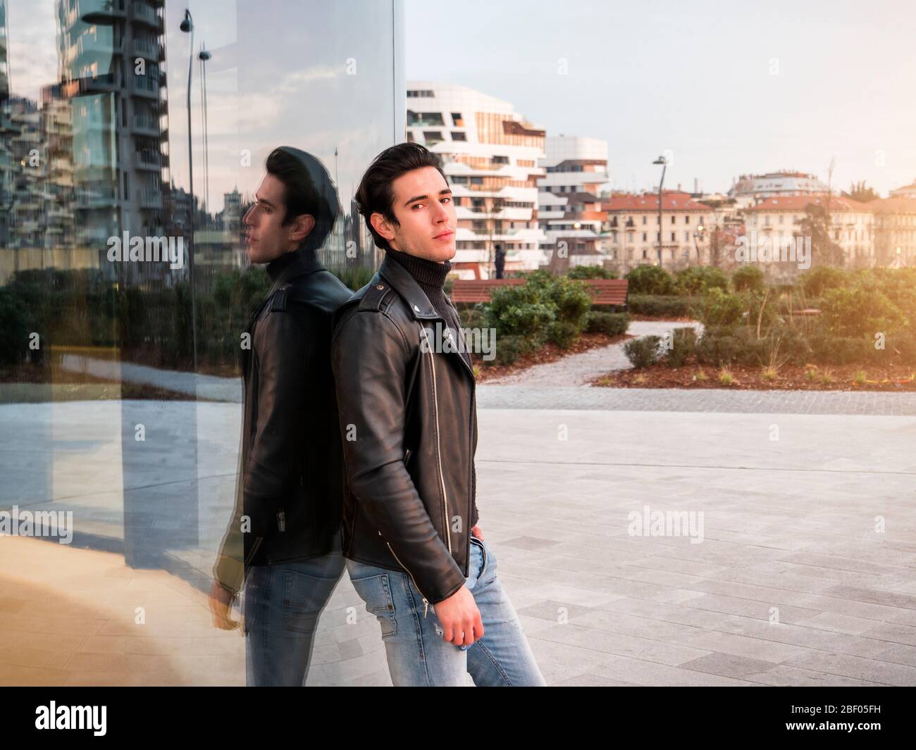 Un bel giovane nella città moderna di impostazione Foto Stock