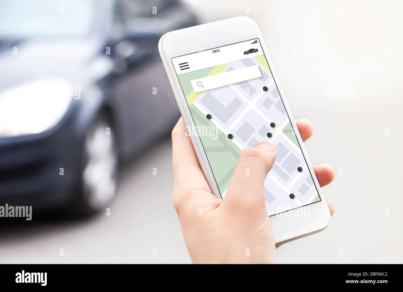 App mobile per auto o per la condivisione in auto su smartphone. Servizio di carsharing, ridesharing o carpool. Concetto di economia di condivisione. Persona che ordina taxi online. Foto Stock