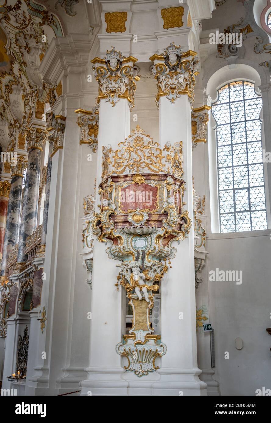 1 febbraio 2020 - Steingaden, Germania: Decorazione murale affresco in stile rococo all'interno di Wieskirche, chiesa di Pellegrino di Wies Foto Stock