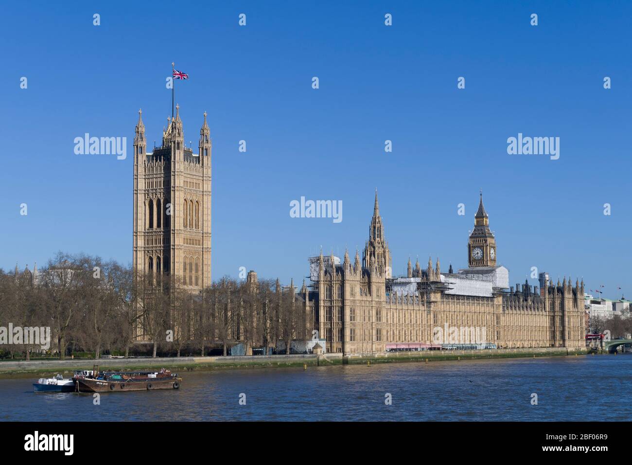 Il Palazzo di Westminster è il luogo di incontro della House of Commons e House of Lords, le due case del parlamento del Regno Unito. Foto Stock