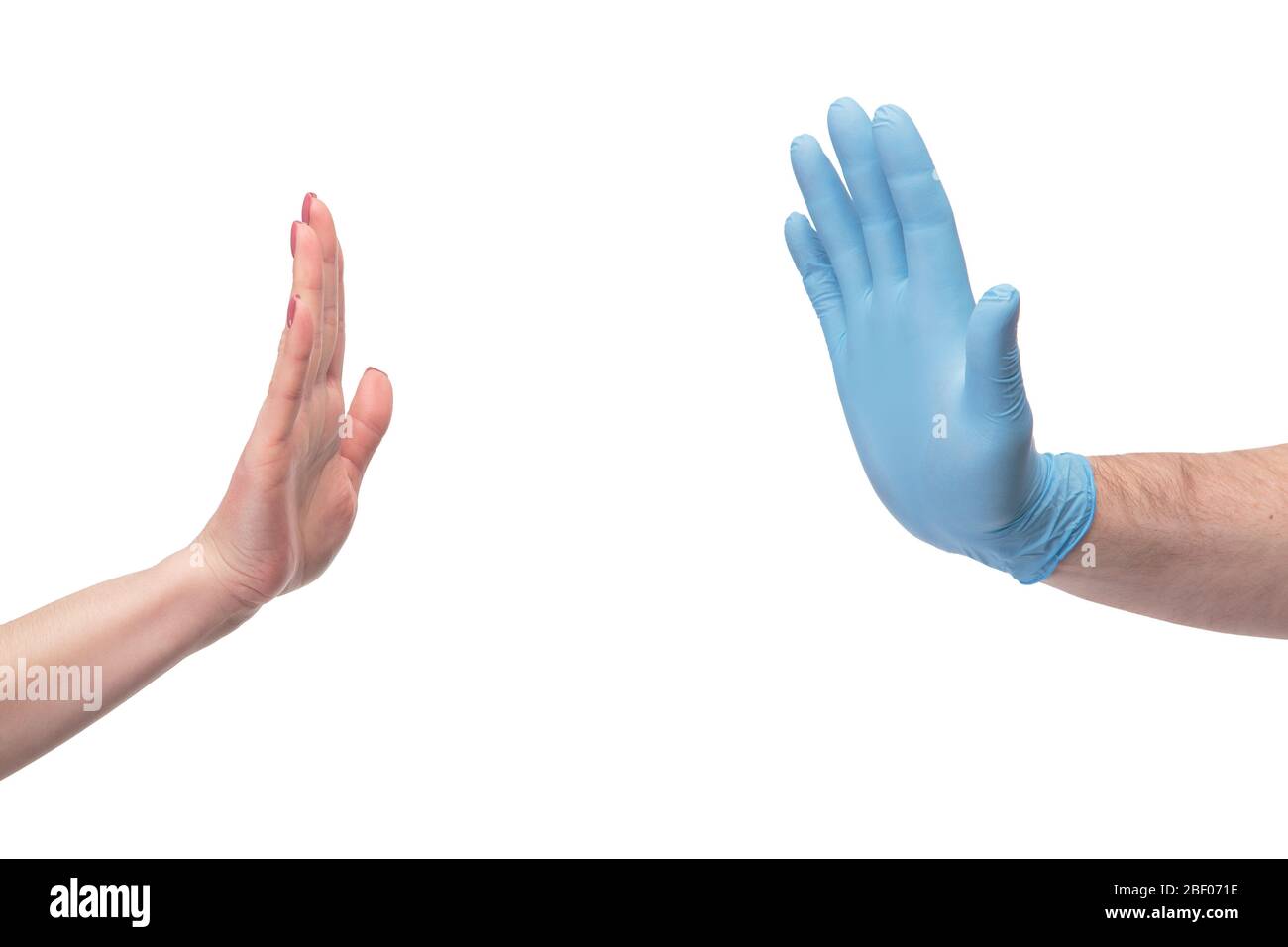 Mani nei guanti ferma la mano senza guanti Foto Stock