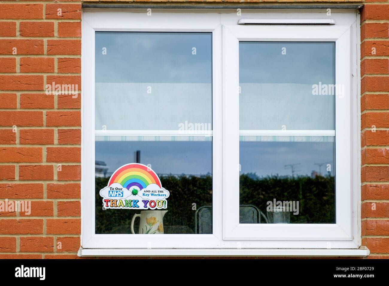 Chippenham, Wiltshire UK, 16 aprile 2020. Con la nazione dovuto ancora una volta applap per mostrare il loro sostegno per l'NHS stasera, un ringraziamento NHS e lavoratori chiave arcobaleno adesivo (un simbolo di sostegno per le persone che vogliono mostrare solidarietà con i lavoratori NHS) è raffigurato in una finestra frontale di una casa a Chippenham, Wiltshire. Credit: Lynchpics/Alamy Live News Foto Stock
