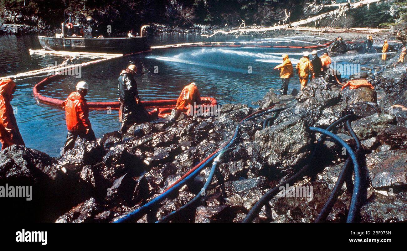 Prince William Sound, AK (Mar. 28)--Cleanup continua come lavoratori sbuffo di vapore rocce e le coste di lavaggio imbevuto di petrolio greggio dal perde petroliera Exxon Valdez. La Exxon Valdez si è arenata sulla Bligh Reef in Prince William Sound, Alaska, 23 marzo 1989 la fuoriuscita di 11 milioni di galloni di petrolio greggio che ha provocato la più grande marea nera nella storia degli Stati Uniti. Foto Stock