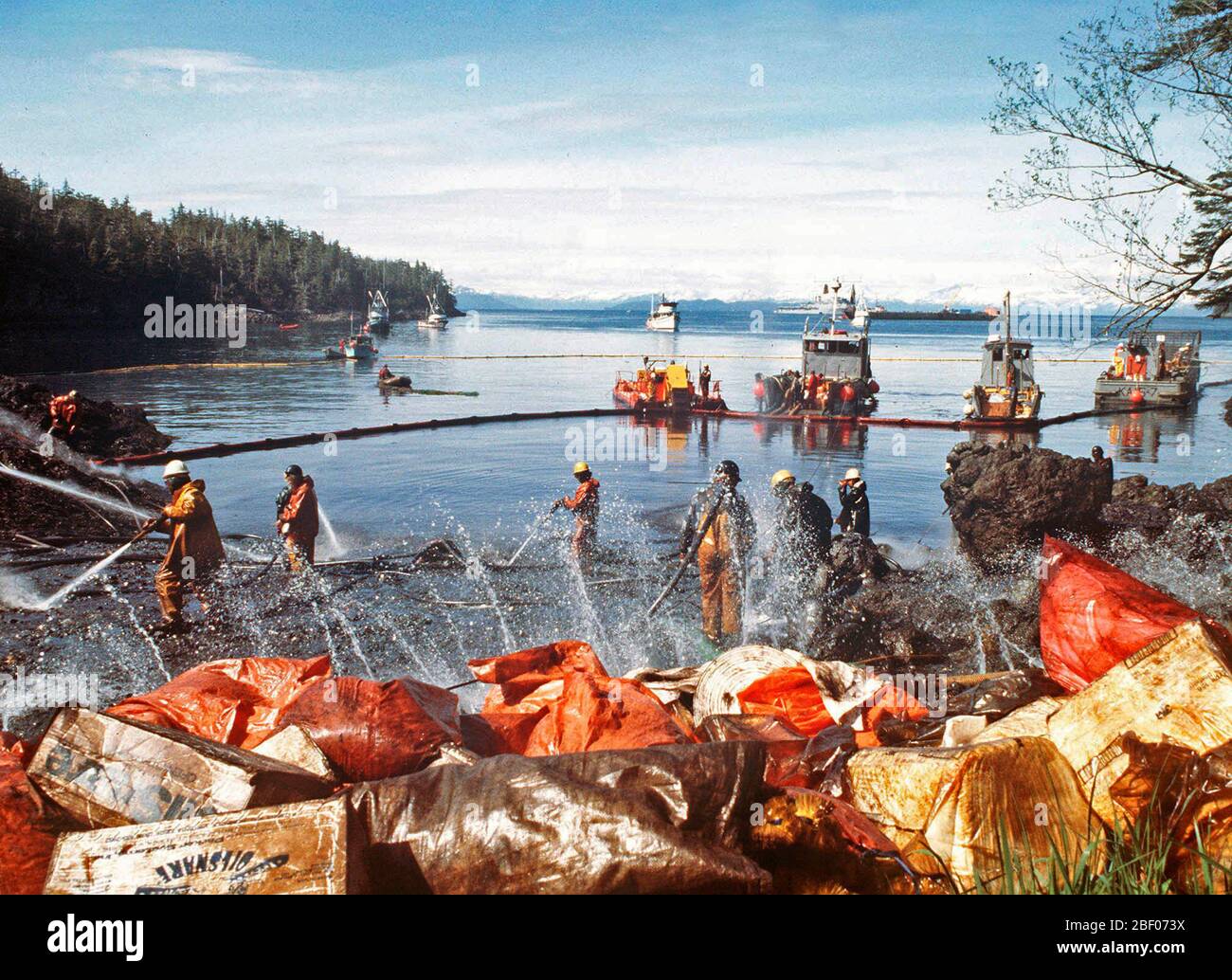 Prince William Sound, AK (Mar. 28)--Cleanup continua come lavoratori sbuffo di vapore rocce e le coste di lavaggio imbevuto di petrolio greggio dal perde petroliera Exxon Valdez. La Exxon Valdez si è arenata sulla Bligh Reef in Prince William Sound, Alaska, 23 marzo 1989 la fuoriuscita di 11 milioni di galloni di petrolio greggio che ha provocato la più grande marea nera nella storia degli Stati Uniti. Foto Stock