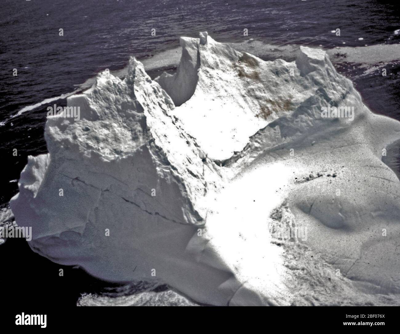 (Dec. n. 8) un iceberg galleggianti nel Nord Atlantico come visto durante un U.S. Coast Guard International Ice Patrol Foto Stock
