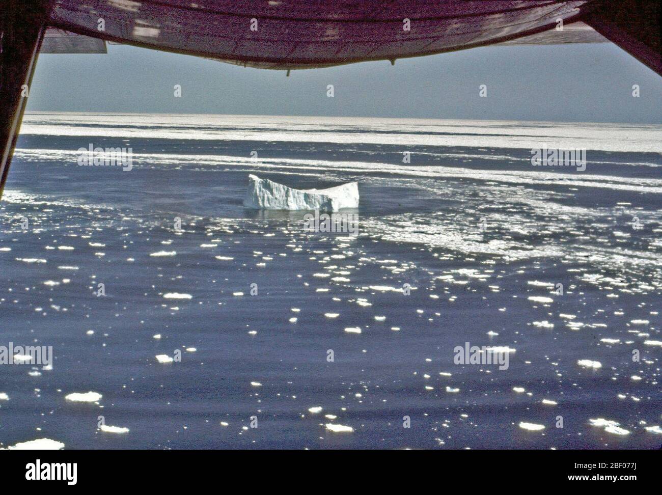 (2 aprile) un iceberg galleggianti nel Nord Atlantico come visto durante un U.S. Coast Guard International Ice Patrol. Foto Stock