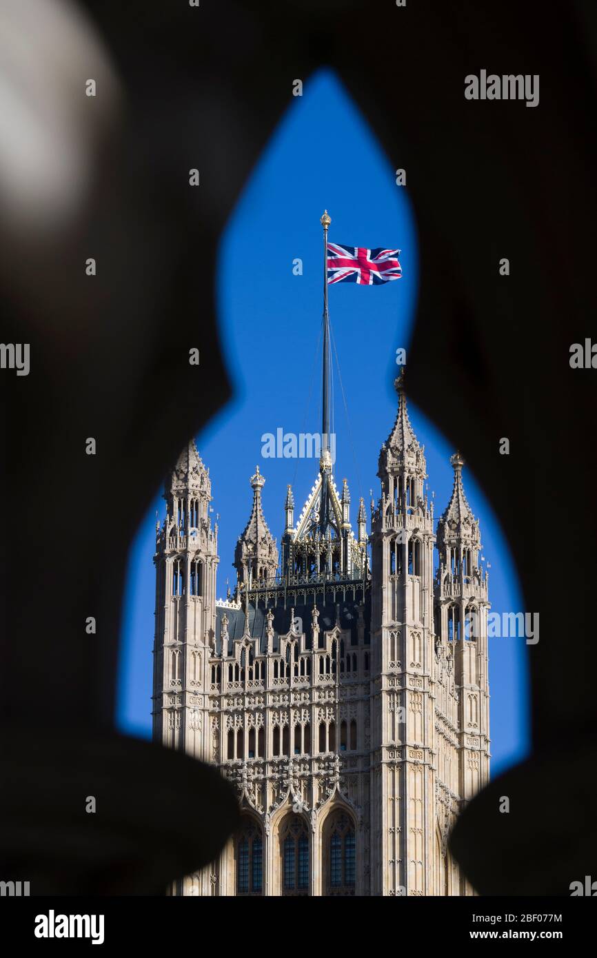 Una bandiera di Union Jack che vola da, la Victoria Tower, il Palazzo di Westminster comunemente noto come le Camere del Parlamento, che è il luogo di incontro del Foto Stock